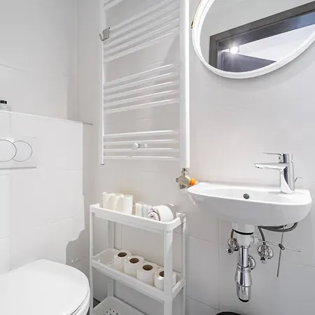 - Sunny - Spacious - Balcony *