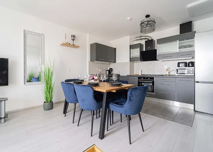 - Sunny - Spacious - Balcony Apartament *