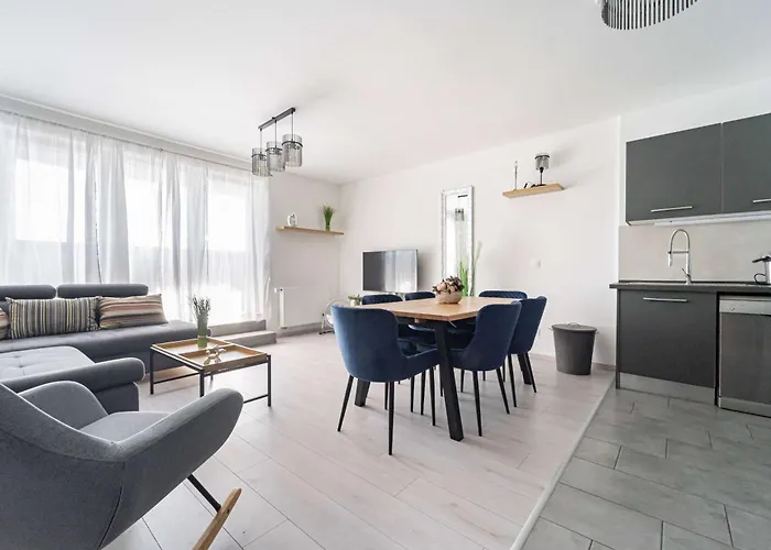 - Sunny - Spacious - Balcony 아파트 *