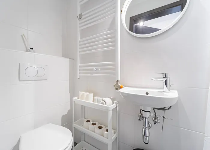 - Sunny - Spacious - Balcony *