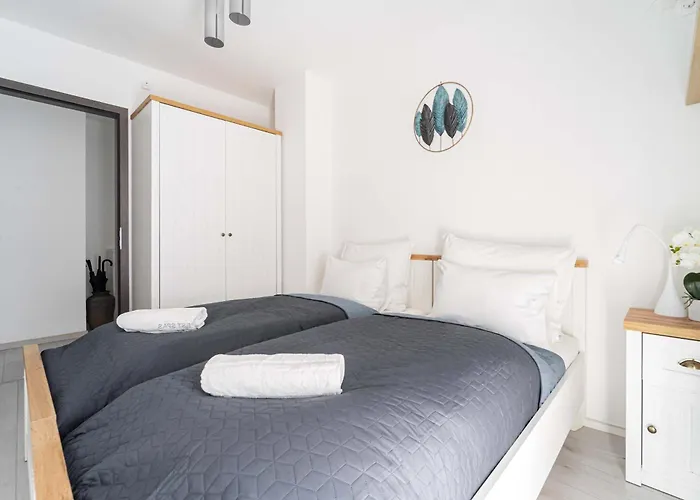 - Sunny - Spacious - Balcony