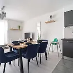 شقة - Sunny - Spacious - Balcony *