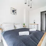 - Sunny - Spacious - Balcony شقة