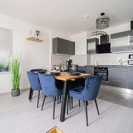 - Sunny - Spacious - Balcony 公寓 *