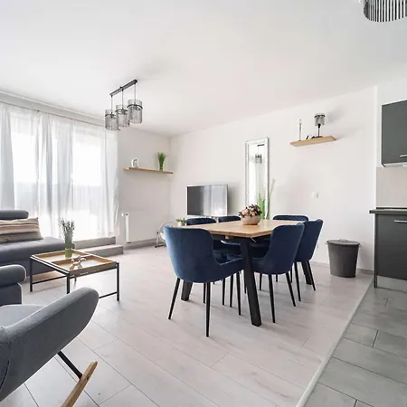- Sunny - Spacious - Balcony 公寓 *