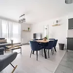 - Sunny - Spacious - Balcony 公寓 *